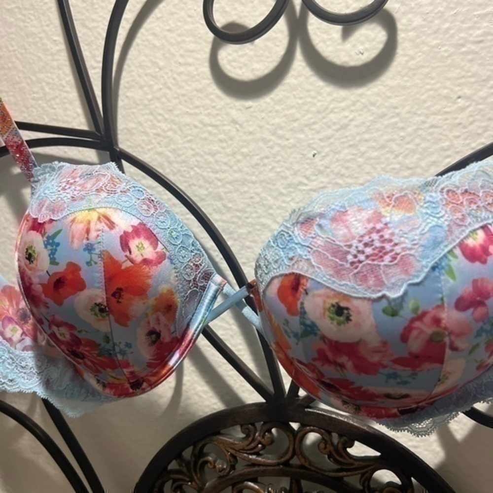 Victoria Secret Bombshell Bra - Picture 4 of 8